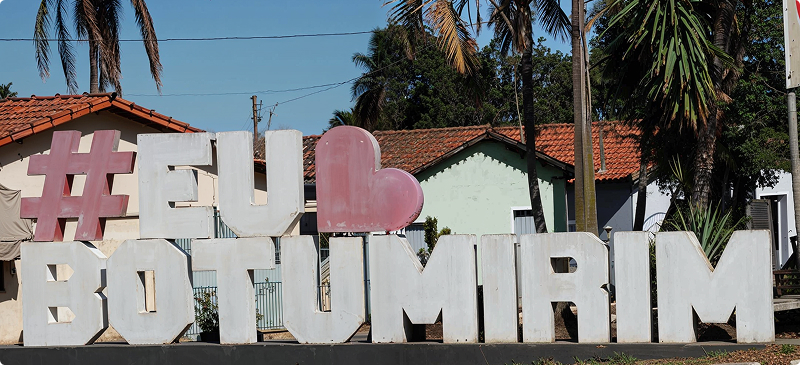 Foto do letreiro eu amo Botumirim